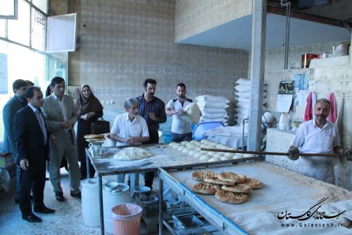 تجلیل فرماندار شهرستان گرگان از نانوای نمونه شهر گرگان