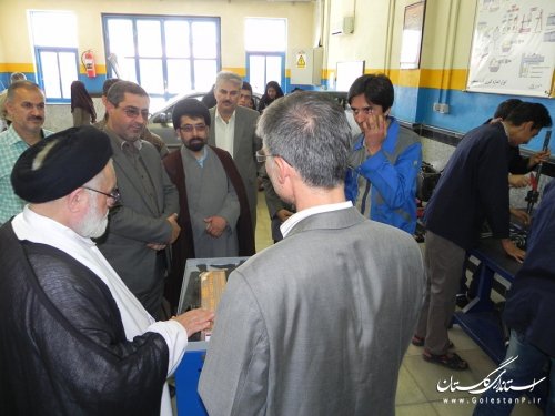 بازدید فرماندار مینودشت از واحد های مختلف فنی و حرفه ای شهرستان