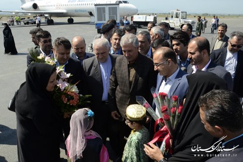 استقبال استاندار گلستان از وزیر تعاون، کار و رفاه اجتماعی در فرودگاه گرگان
