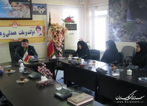 نشست صمیمانه پرسنل درمانگاه خاتم الانبیاء آزادشهر با فرماندار