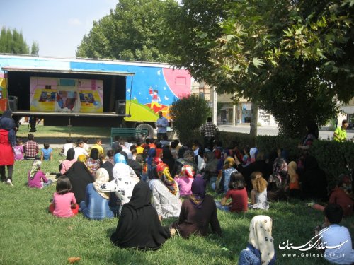 تريلي سيار كانون پرورش فکری کشور با نمايش "مترسك خودت باش" به گلستان رسيد