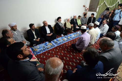دیدار نماینده ولی فقیه و استاندار با خانواده های جان باختگان منا در گنبدکاووس