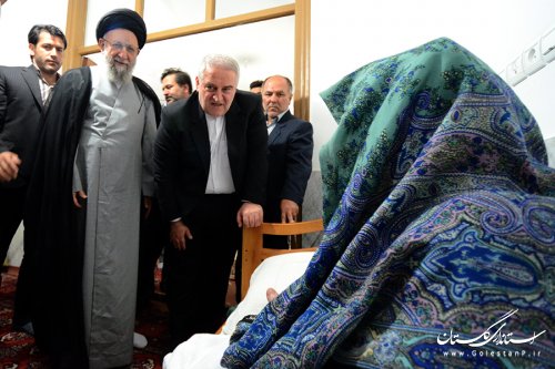 دیدار نماینده ولی فقیه و استاندار با خانواده های جان باختگان منا در گنبدکاووس