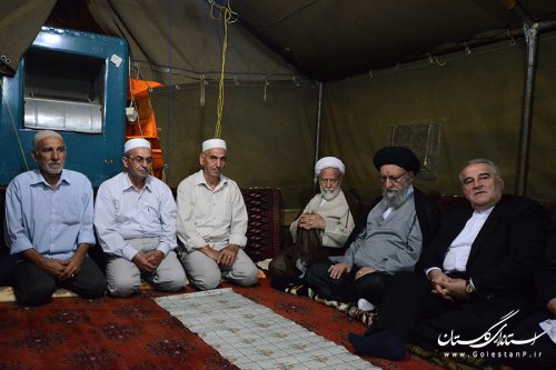 دیدار نماینده ولی فقیه و استاندار با خانواده های جان باختگان منا در گنبدکاووس