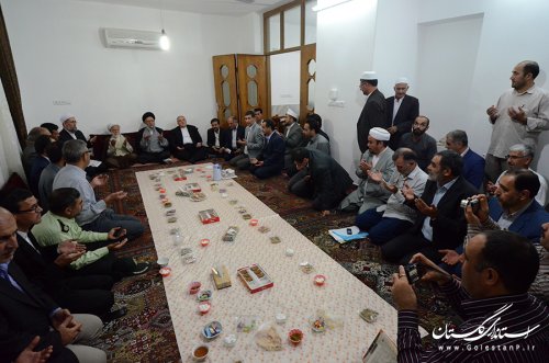 دیدار نماینده ولی فقیه و استاندار با خانواده های جان باختگان منا در گنبدکاووس