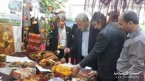 بازدید فرماندار گالیکش از غرفه دهیاری های شهرستان 