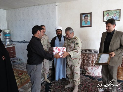 دیدار فرماندار گالیکش و فرمانده مرزبانی استان با خانواده شهید سنچولی