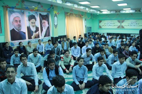 جلسه پرسش وپاسخ باحضورنماینده ولی فقیه دراستان و فرماندارگرگان در دبیرستان نمونه
