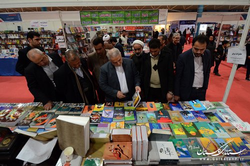 بازدید استاندار گلستان از نمایشگاه کتاب استان