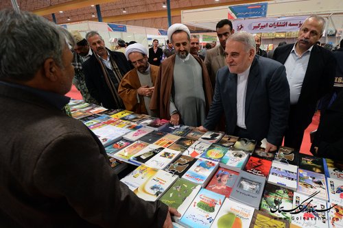 بازدید استاندار گلستان از نمایشگاه کتاب استان