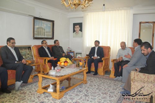 حضور در کنار خانواده شهدا توفیق الهی برای مدیران است