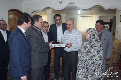 حضور در کنار خانواده شهدا توفیق الهی برای مدیران است
