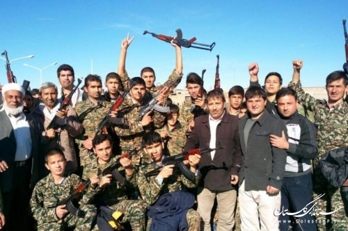 با حضور فرماندار و مسئولین شهرستان کلاله،مانور بزرگ فجر انقلاب برگزار شد
