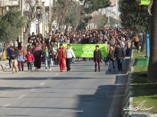 به مناسبت دهه فجر پیاده روی همگانی در شهرستان ترکمن برگزار شد