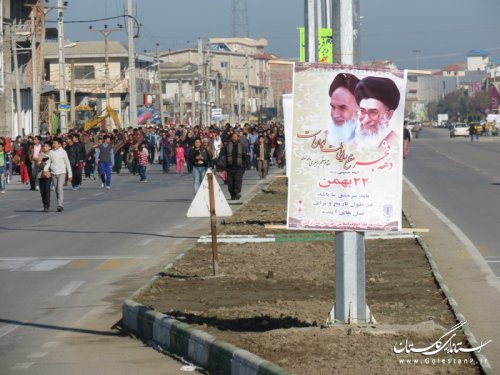 به مناسبت دهه فجر پیاده روی همگانی در شهرستان ترکمن برگزار شد
