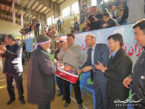 به مناسبت دهه فجر پیاده روی همگانی در شهرستان ترکمن برگزار شد