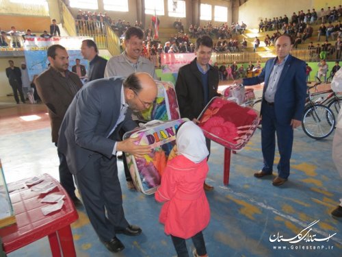 به مناسبت دهه فجر پیاده روی همگانی در شهرستان ترکمن برگزار شد