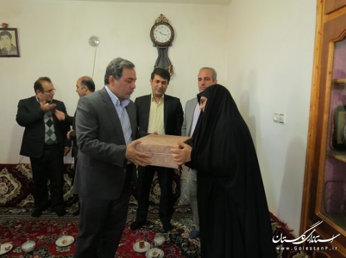 دیدار معاون توسعه مدیریت و منابع انسانی استانداری با خانواده شهید در گالیکش