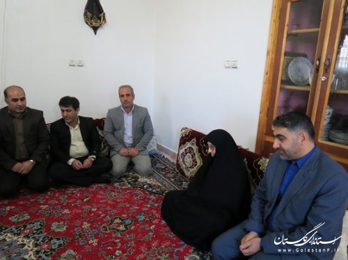 دیدار معاون توسعه مدیریت و منابع انسانی استانداری با خانواده شهید در گالیکش