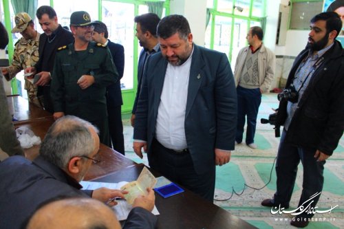 فرماندار و امام جمعه شهرستان آزادشهر رأی خود را به صندوق انداختند