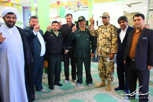 فرماندار و امام جمعه شهرستان آزادشهر رأی خود را به صندوق انداختند