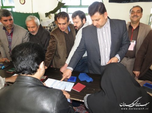صبح امروز فرماندار و امام جمعه شهرستان گالیکش رای خود را به صندوق انداختند