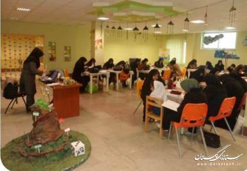 معلمان ابتدايي با دور ريختني ها كاردستي ساخته  و براي دانش آموزان قصه گفتند