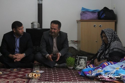دیدار فرماندار شهرستان مراوه تپه با مادر شهید محمد قویدل به مناسبت روز مادر