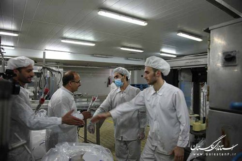 اهدا گل و قدردانی از زحمات کارگران