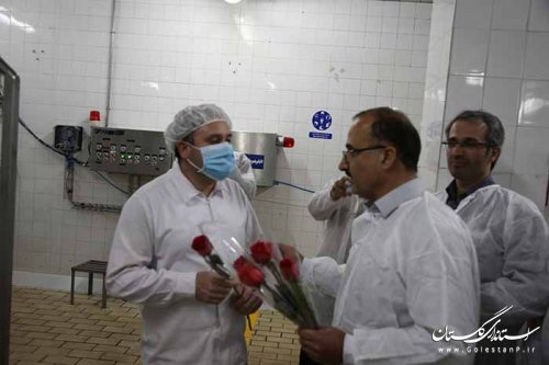 اهدا گل و قدردانی از زحمات کارگران