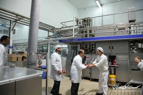 اهدا گل و قدردانی از زحمات کارگران