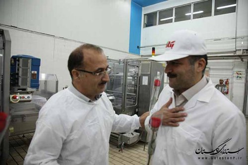 اهدا گل و قدردانی از زحمات کارگران