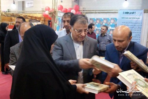 بازدید معاون استاندار از نمایشگاه دستاوردهای حوزه سلامت