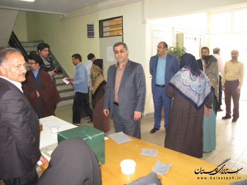 بازدید فرماندار مینودشت از شعب اخذ رای