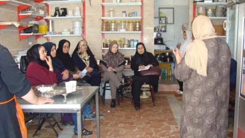 مدیرکل دفتراموربانوان گلستان از کارگاه شیرینی پزی گلوتن بازدید کرد