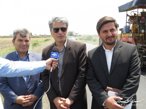 بازدید فرماندار آق قلا ازاجرای عملیات روکش و بهسازی آسفالت محورهای روستایی