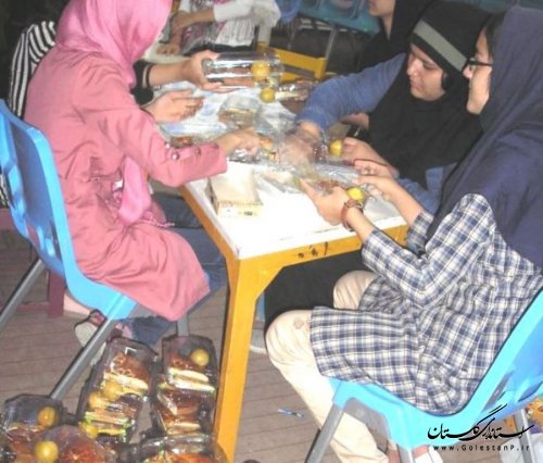 60 بسته غذایی بین بچه های منطقه محروم قلندر آباد و اسلام آباد تقسیم شد