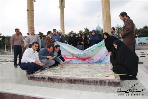 غبارروبی وعطرافشانی گلزار شهدای گرگان همزمان با آغاز هفته بهزیستی