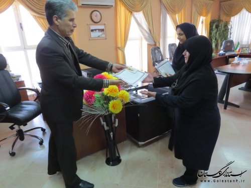 تجلیل نماینده عالی دولت در شهرستان آق قلا از همکاران دختر فرمانداری