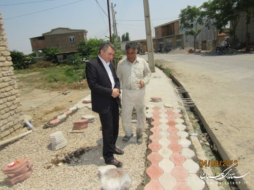 بازدید سرزده فرماندار گمیشان از اجرای پازل فرش معابر روستای بصیرآباد