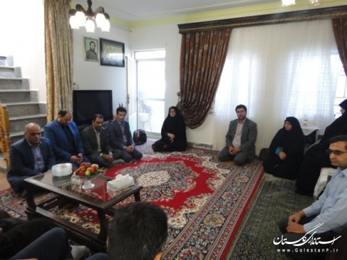 دیدارمعاون فرماندارعلی آباد کتول ازخانواده های شهدا به مناسبت هفته دولت