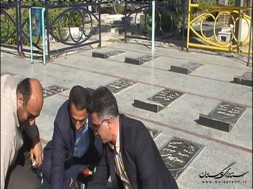 غبارروبی و عطرافشانی گلزار شهدای علی ابادکتول به مناسبت آغاز هفته دولت