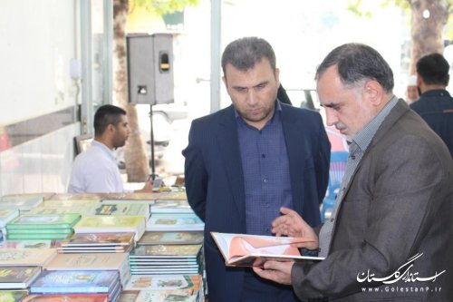 بازدید معاون فرماندار آزادشهر از نمایشگاه کتاب شهرستان