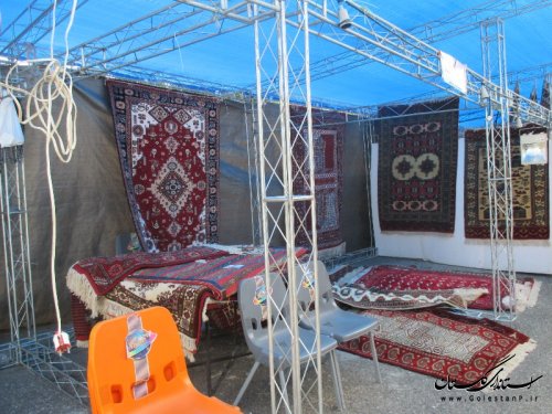 بازدید معاون فرماندار از جشنواره فرش ترکمن و صنایع دستی
