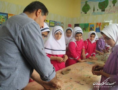 مشت های گره خورده غیور مردان کوچک گلستانی در هم فشرده شد
