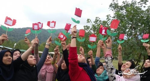 مشت های گره خورده غیور مردان کوچک گلستانی در هم فشرده شد