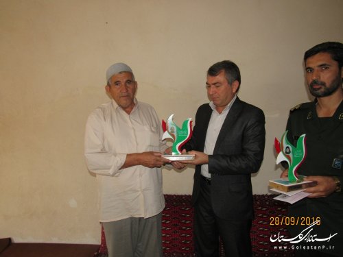 دیدار فرماندار گمیشان با خانواده شهید منا یگن دردی کلته و کیک کر