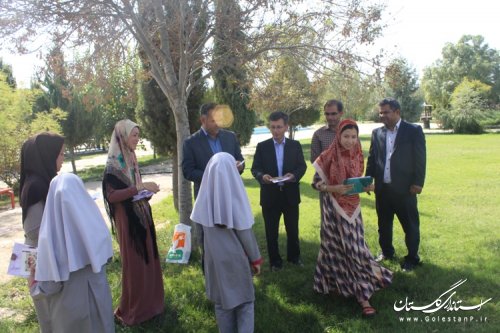 بازدید فرماندار مراوه تپه از نمایشگاه نقاشی هفته گردشگری