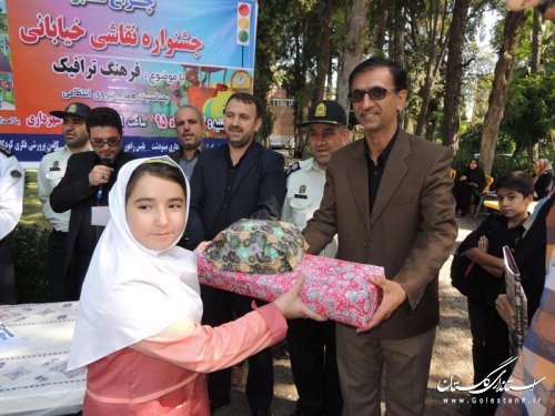 جشنواره نقاشی خیابانی در هفته ناجا در شهر مینودشت برگزار شد