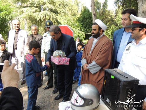 جشنواره نقاشی خیابانی در هفته ناجا در شهر مینودشت برگزار شد